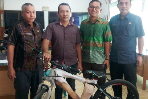 Pemberian Hadiah Sepeda Kepada Pemenang Undian Billbond Rumah Makan Pada Acara Gebyar Pajak Daerah Tahun 2019